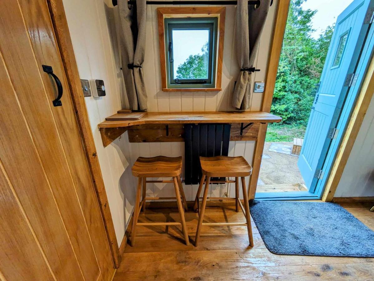 Romantic Nature Retreat, Luxury Glamping & Stargazing Views - Dragonfly Shepherd Hut Yarpole Ngoại thất bức ảnh