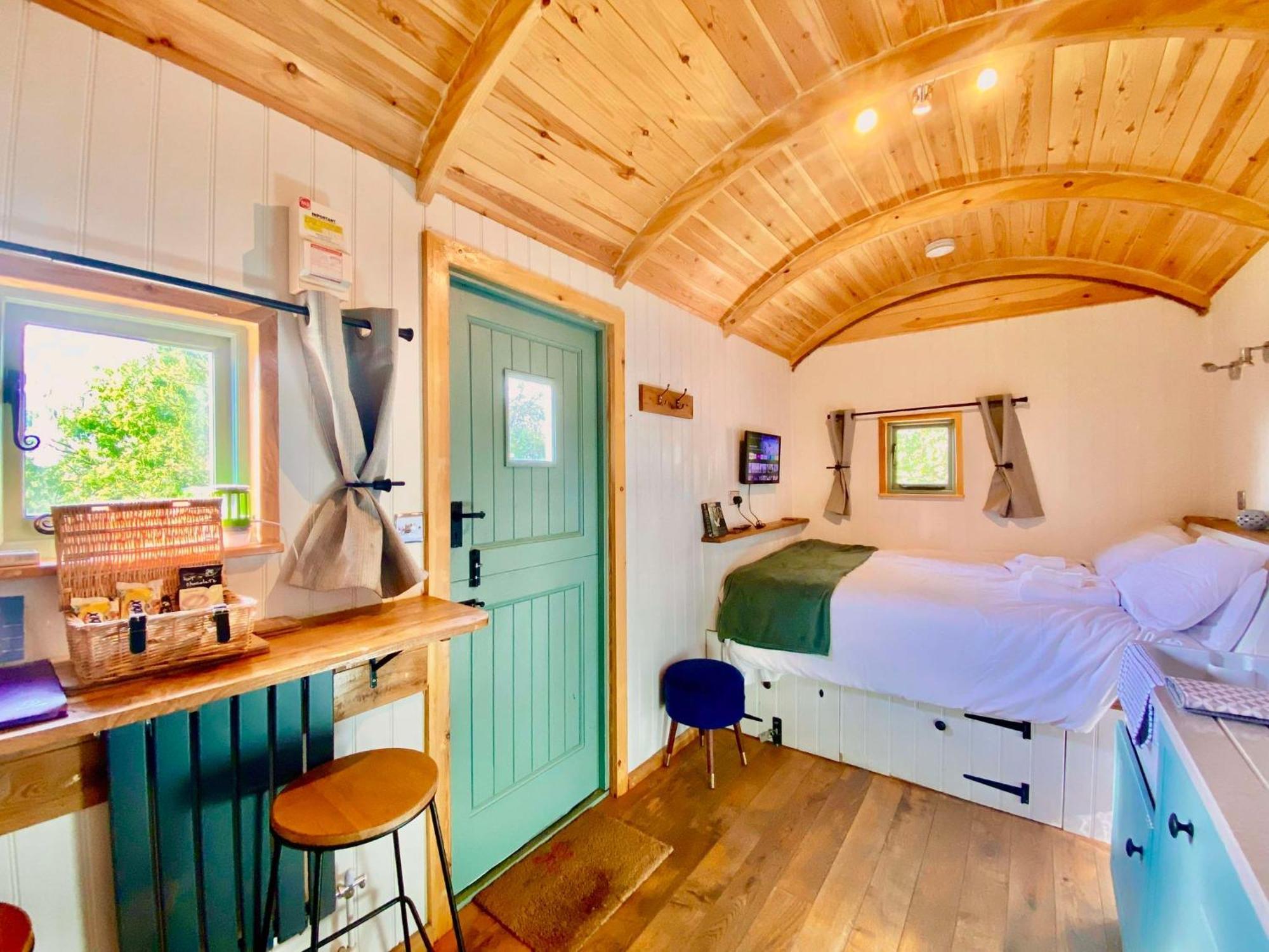 Romantic Nature Retreat, Luxury Glamping & Stargazing Views - Dragonfly Shepherd Hut Yarpole Ngoại thất bức ảnh